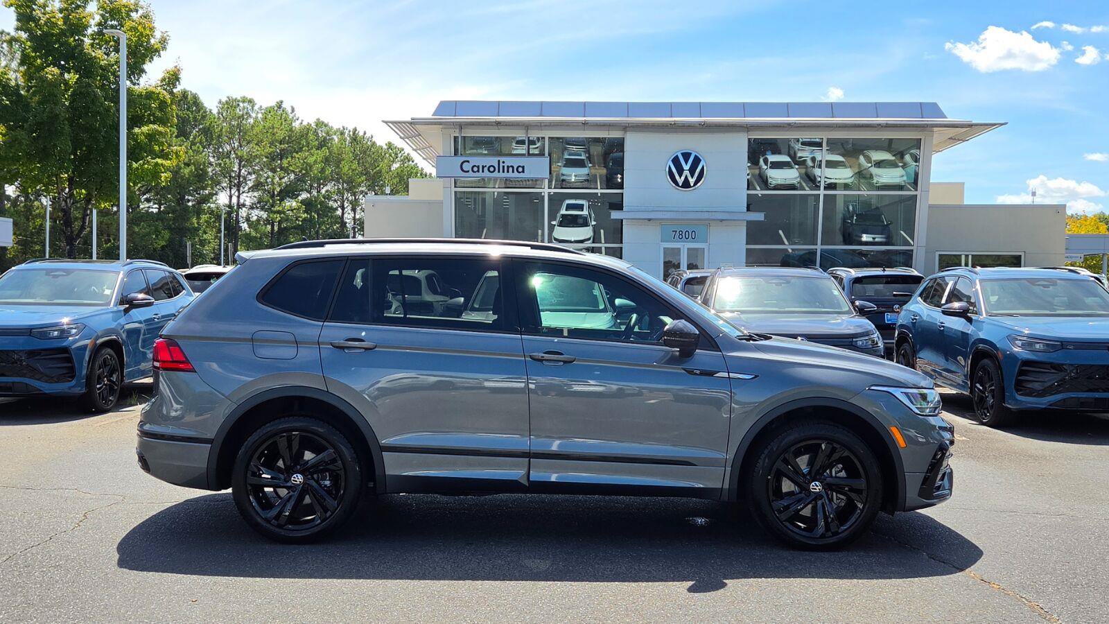 Used 2023 Volkswagen Tiguan SE R-Line AWD/4WD image 5