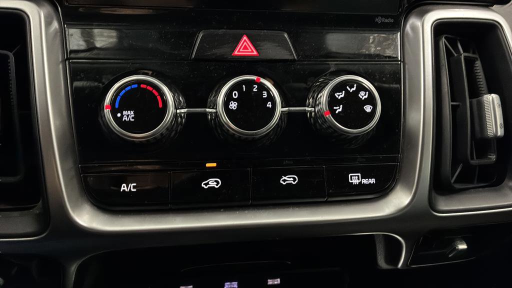 Used 2022 Kia Sorento LX image 21