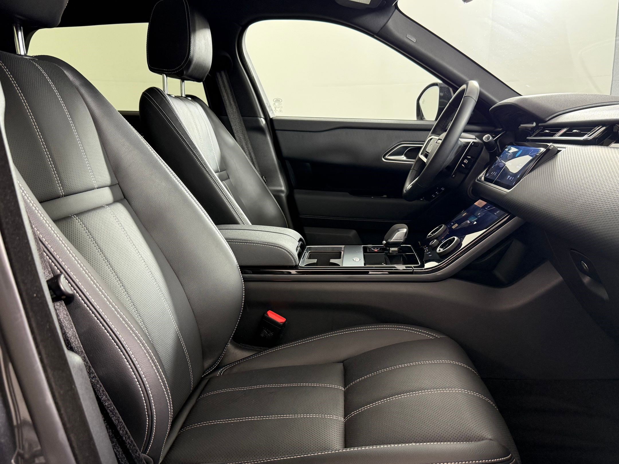 Used 2023 Land Rover Range Rover Velar R-Dynamic S image 26