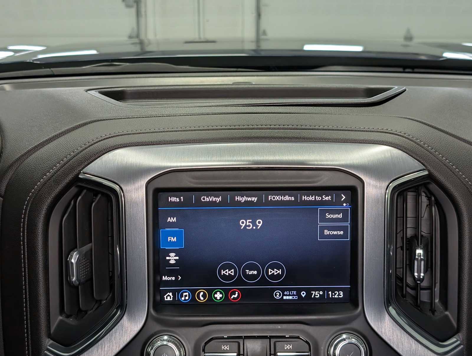 Certified 2022 GMC Sierra 1500 SLT w/ SLT Premium Package AWD/4WD image 19