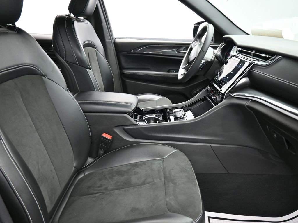 Used 2023 Jeep Grand Cherokee Altitude image 18