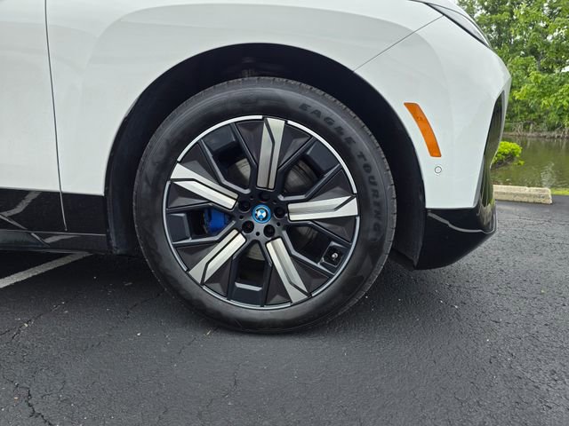 Used 2024 BMW iX xDrive50 w/ Sport Package AWD/4WD image 4