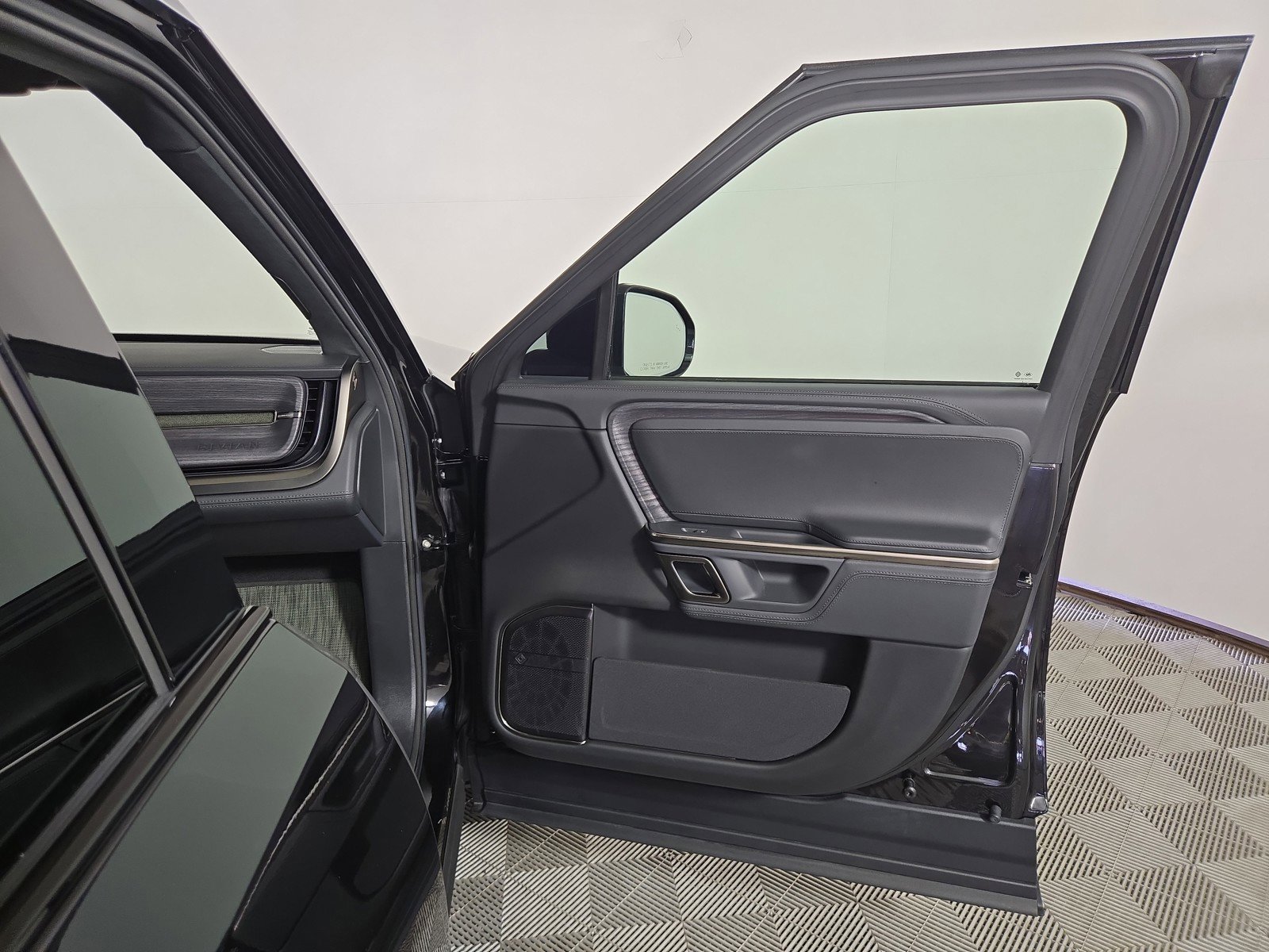 Used 2024 Rivian R1S Adventure AWD/4WD image 18