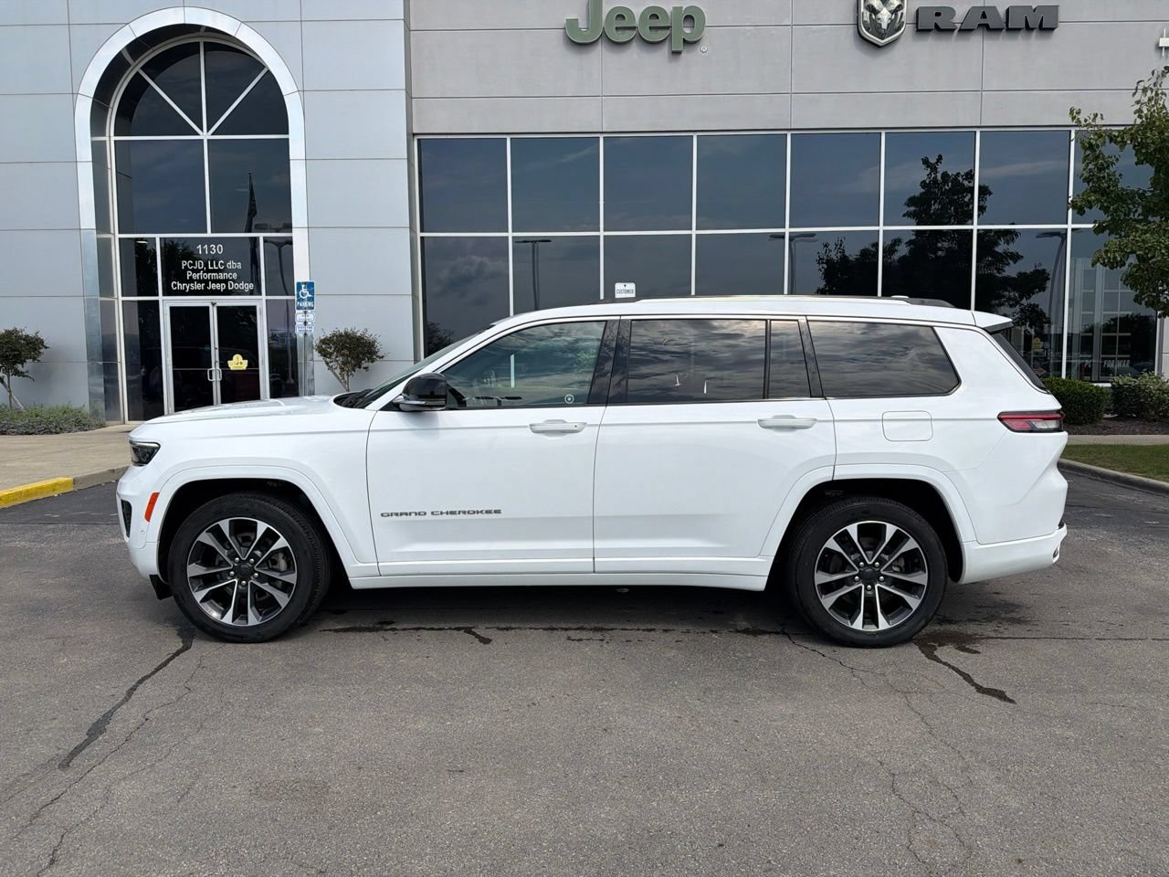 Used 2022 Jeep Grand Cherokee L Overland w/ Advanced Protech Group III AWD/4WD image 5