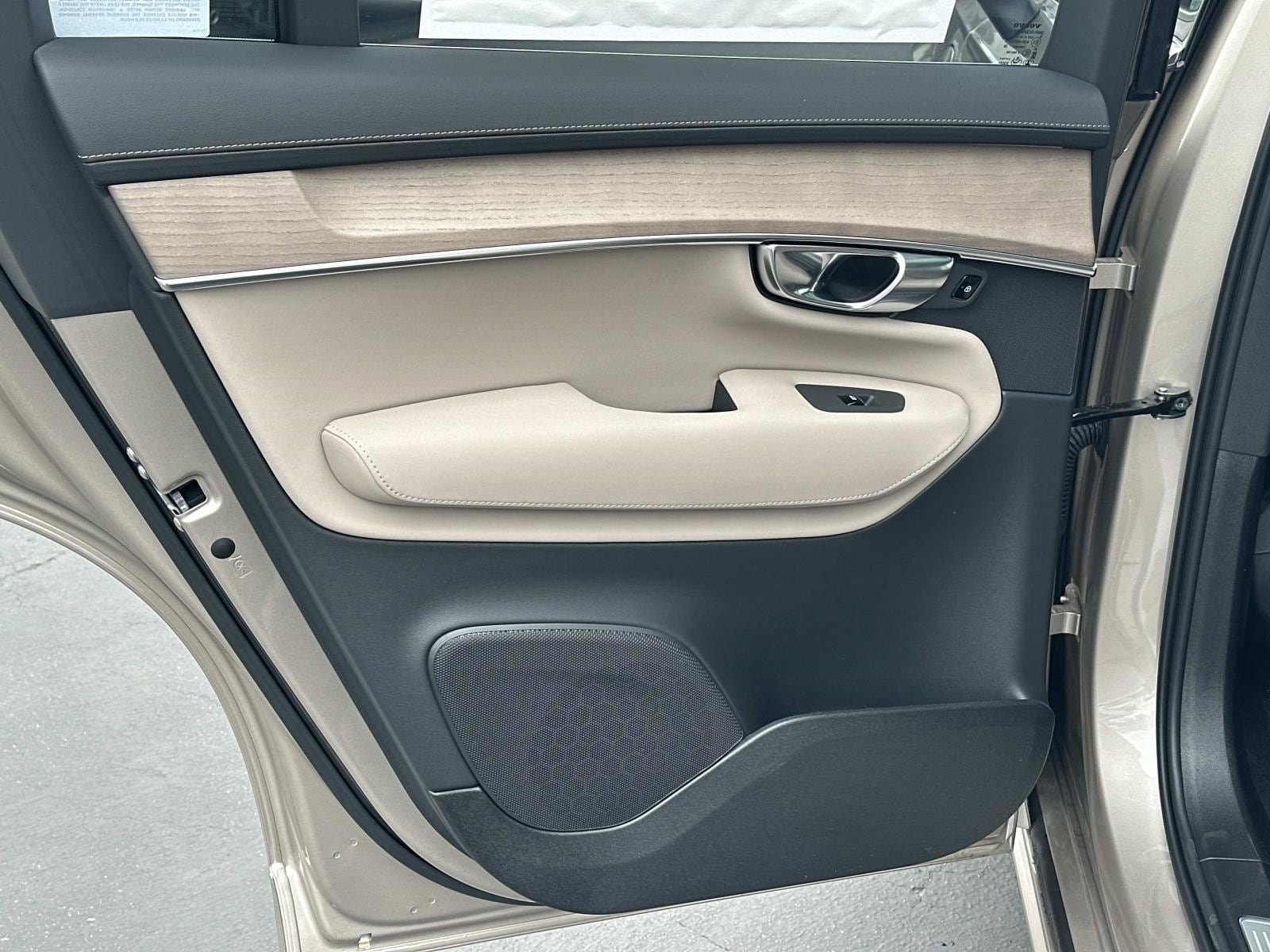 New 2026 Volvo XC90 T8 Plus w/ Protection Package Premier AWD/4WD image 16