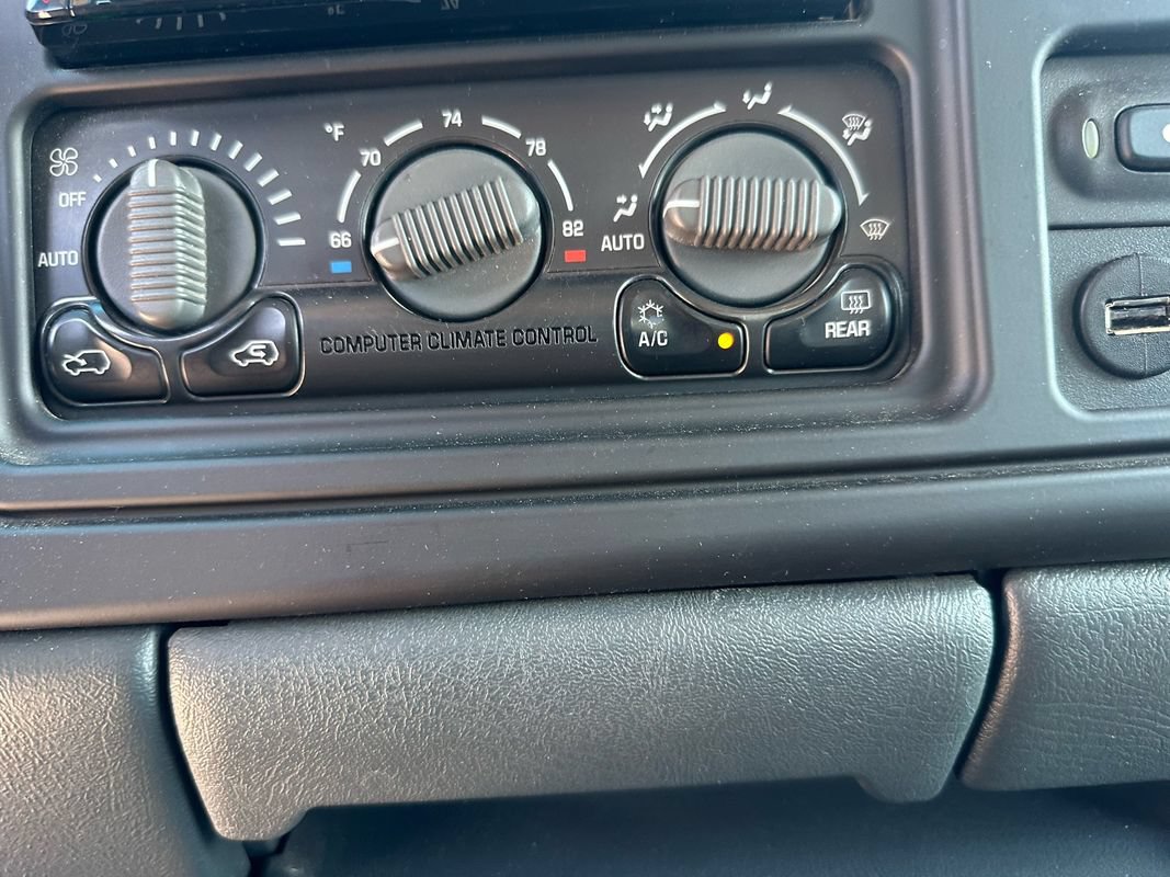 Used 2002 Chevrolet Avalanche 2500 w/ Convenience Pkg AWD/4WD image 39