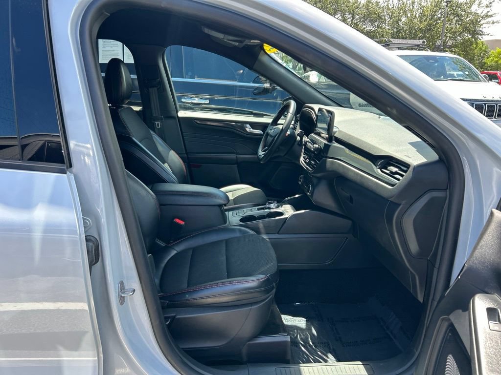 Used 2025 Ford Escape ST-Line Select AWD/4WD image 39