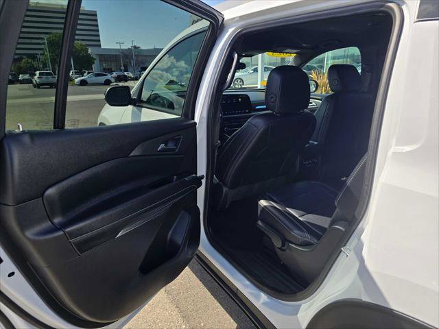 Used 2025 Chevrolet Traverse LT AWD/4WD image 17
