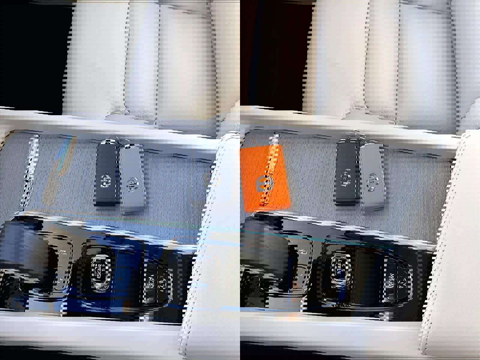 Used 2023 Volvo XC60 T8 Plus image 13