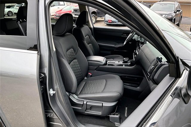 Certified 2025 Nissan Pathfinder SV image 28