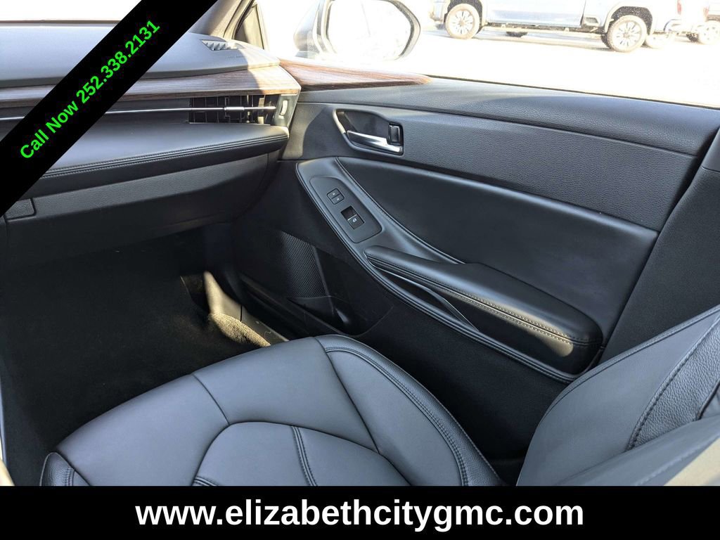 Used 2022 Toyota Avalon XLE image 17