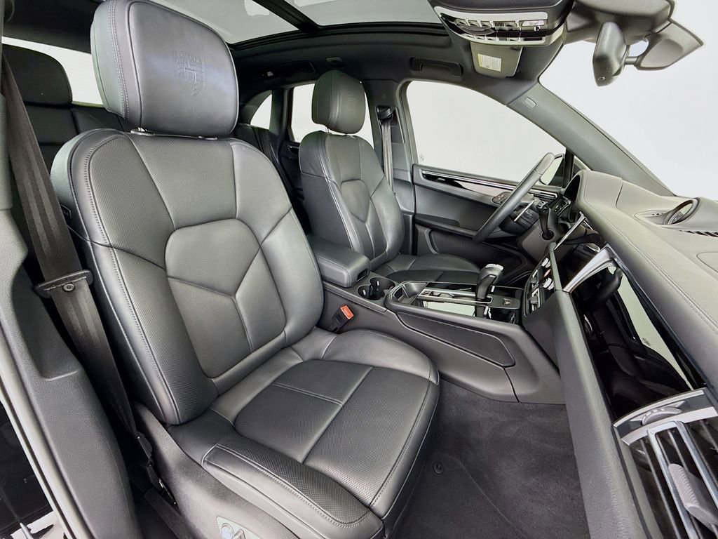 Certified 2025 Porsche Macan image 32