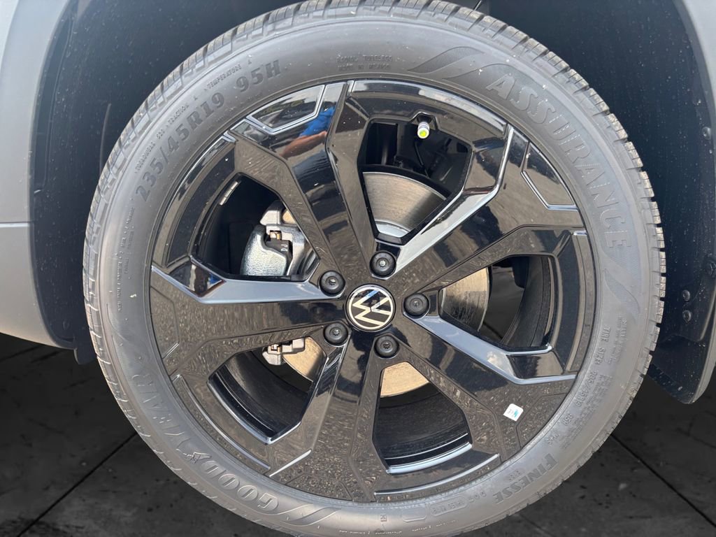 Used 2025 Volkswagen Taos SE image 14