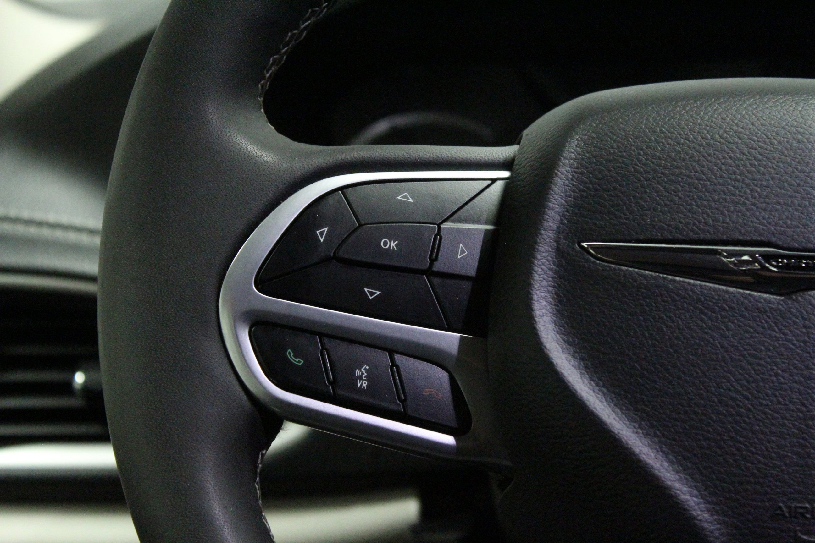 Used 2023 Chrysler Pacifica Touring-L FWD image 23