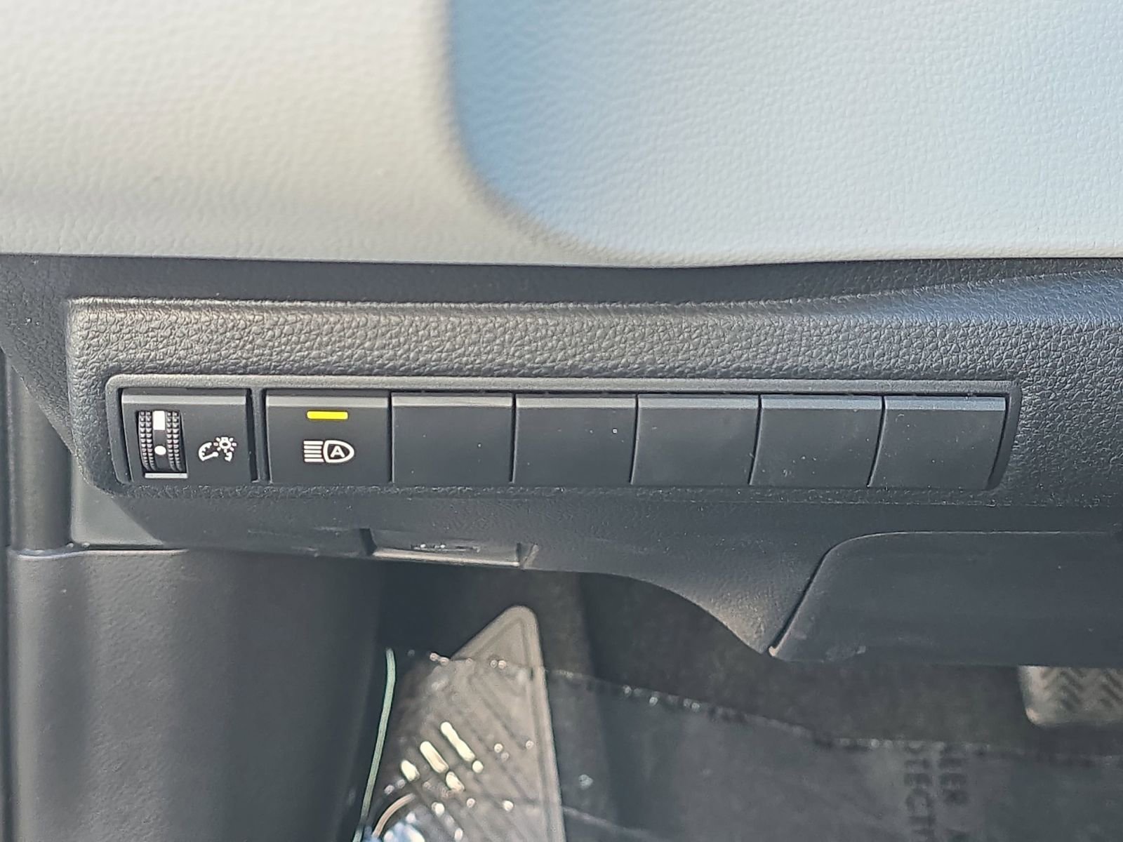 Used 2025 Toyota Corolla SE image 32