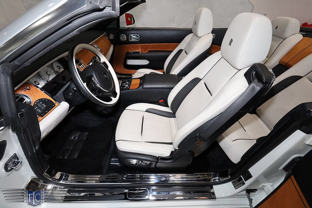 Used 2017 Rolls-Royce Dawn RWD image 21