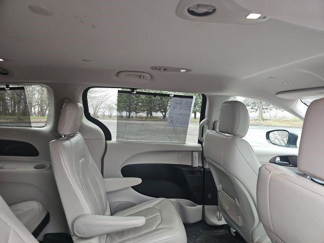 Used 2018 Chrysler Pacifica Touring-L image 18