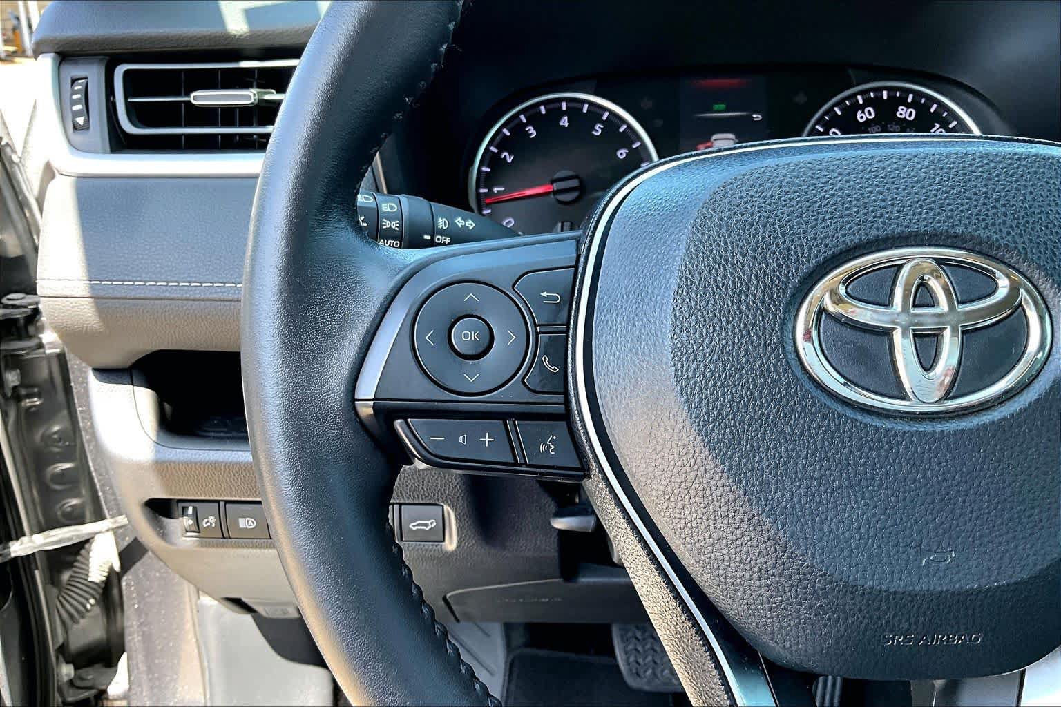 Used 2019 Toyota RAV4 XLE Premium FWD image 24
