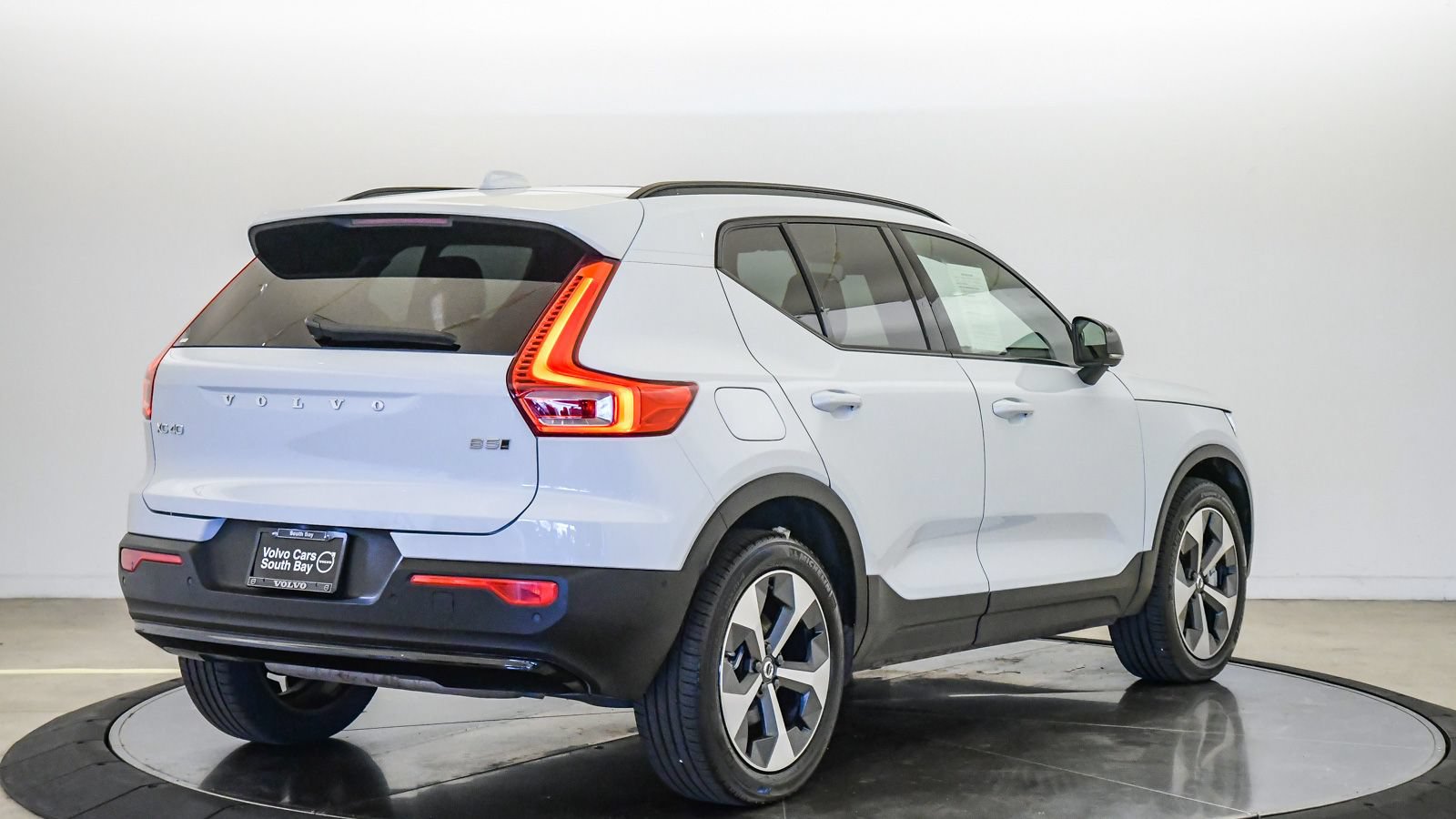 Certified 2026 Volvo XC40 B5 Plus AWD/4WD image 5