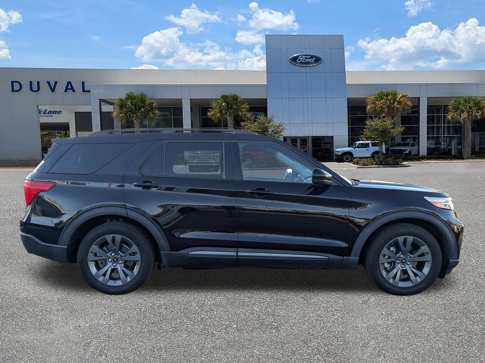 Used 2022 Ford Explorer XLT w/ Equipment Group 202A image 3