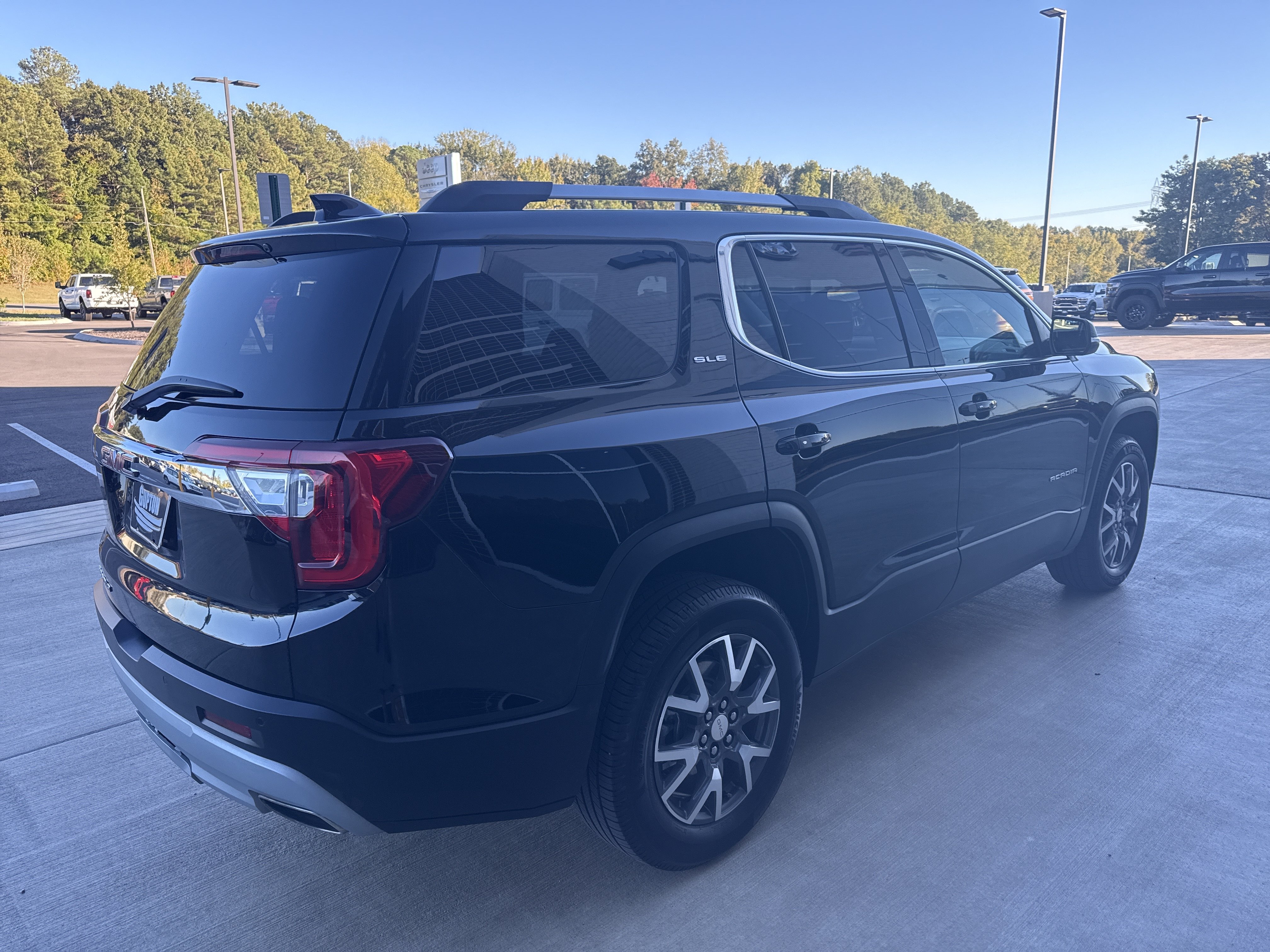 Used 2023 GMC Acadia SLE w/ Driver Convenience Package FWD image 5