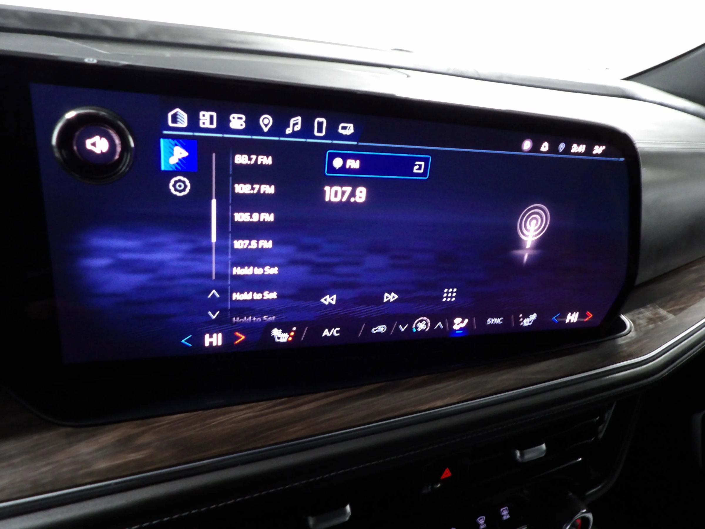 Used 2025 Chevrolet Suburban Z71 image 37