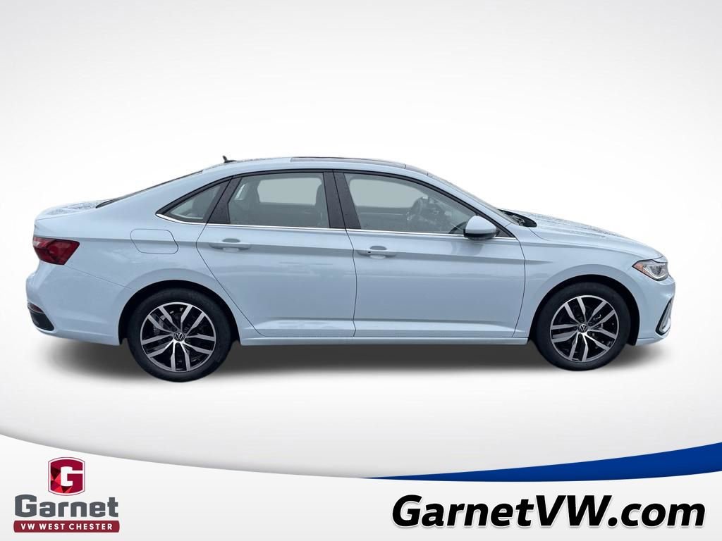 Certified 2025 Volkswagen Jetta SE w/ Sunroof Package image 7