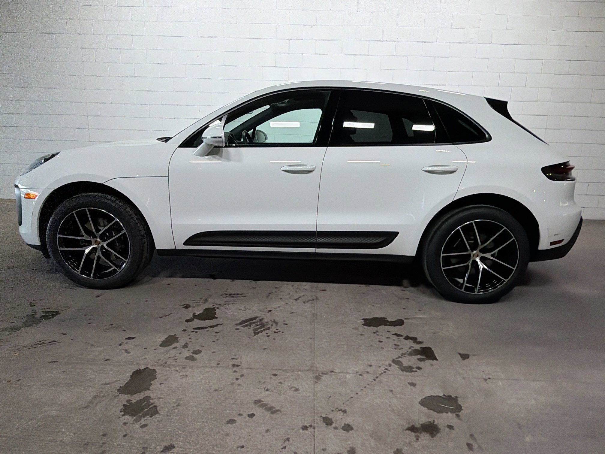 Certified 2023 Porsche Macan AWD/4WD image 2