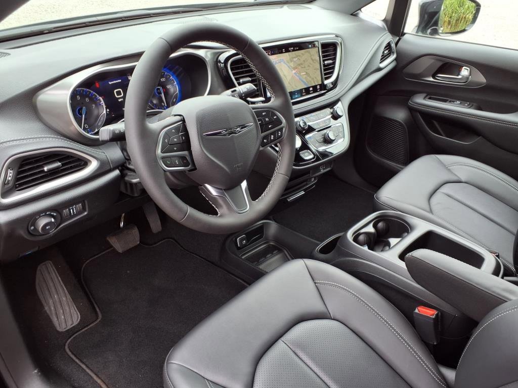 New 2026 Chrysler Pacifica Select image 5