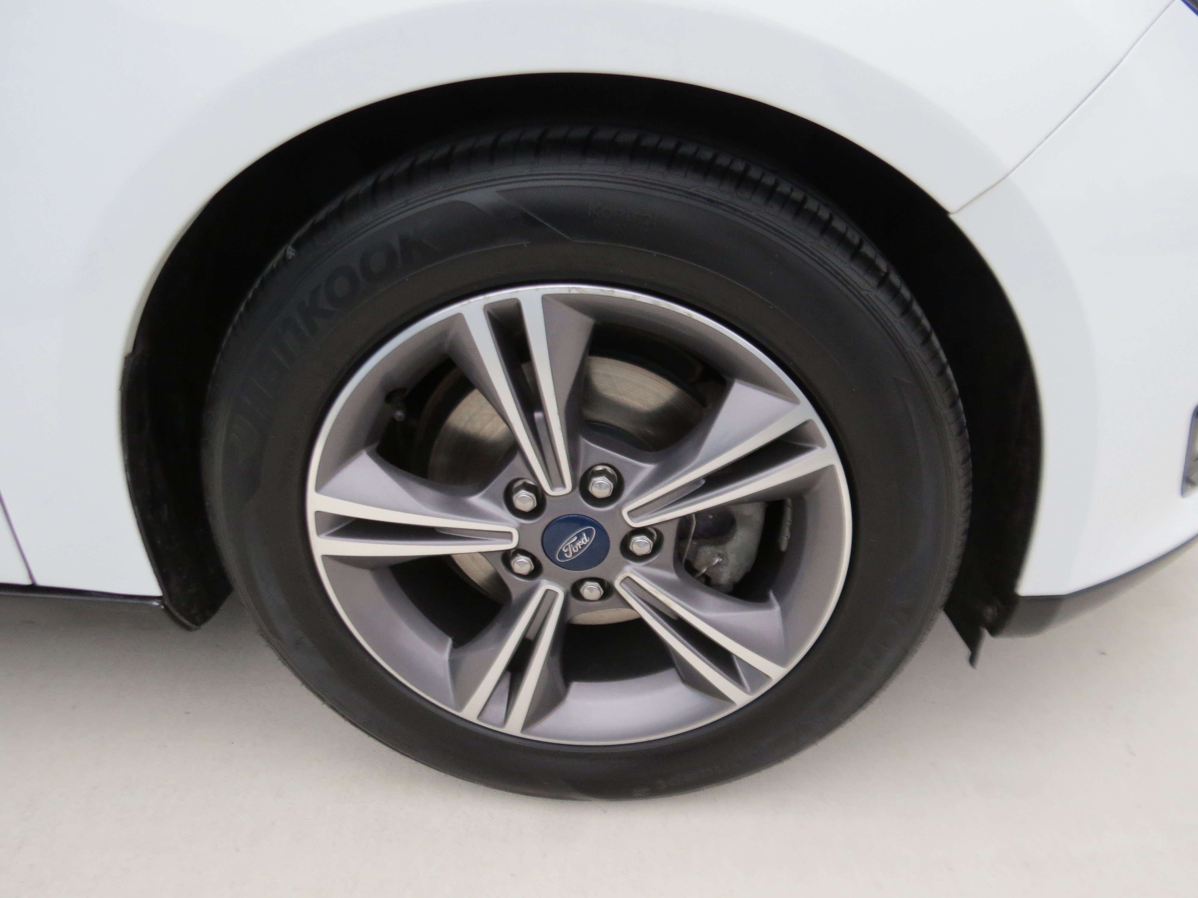 Used 2018 Ford Focus SE w/ SE Appearance Package image 9