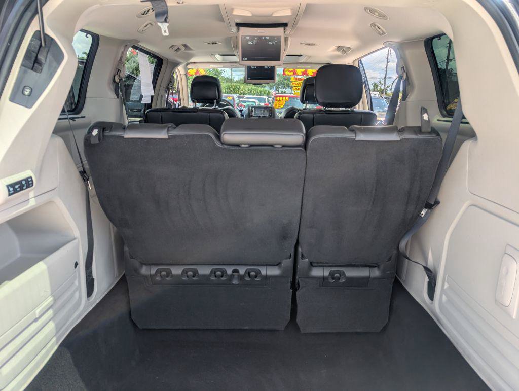 Used 2014 Chrysler Town & Country Touring-L FWD image 12