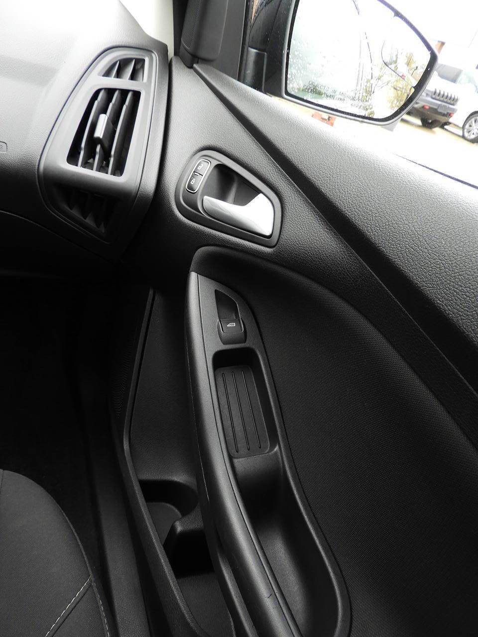 Used 2018 Ford Focus SE image 33