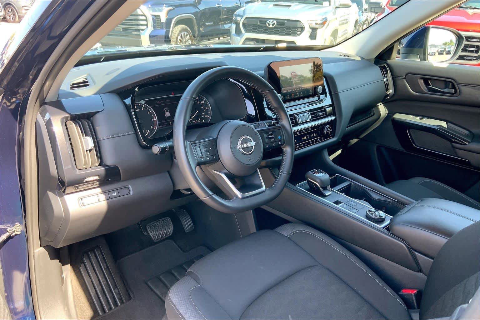 Used 2025 Nissan Pathfinder SV AWD/4WD image 16