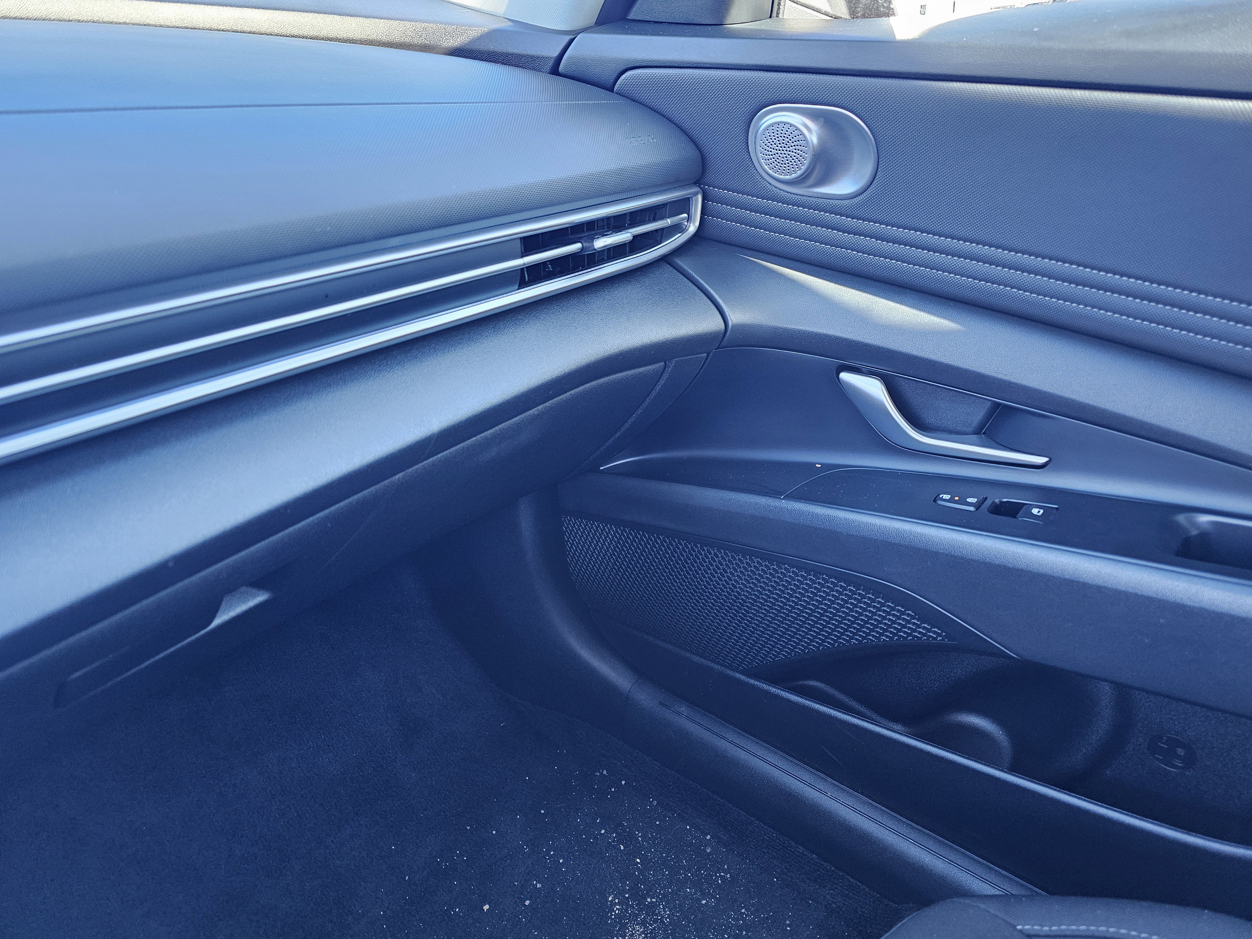 Used 2025 Hyundai Elantra SEL image 25