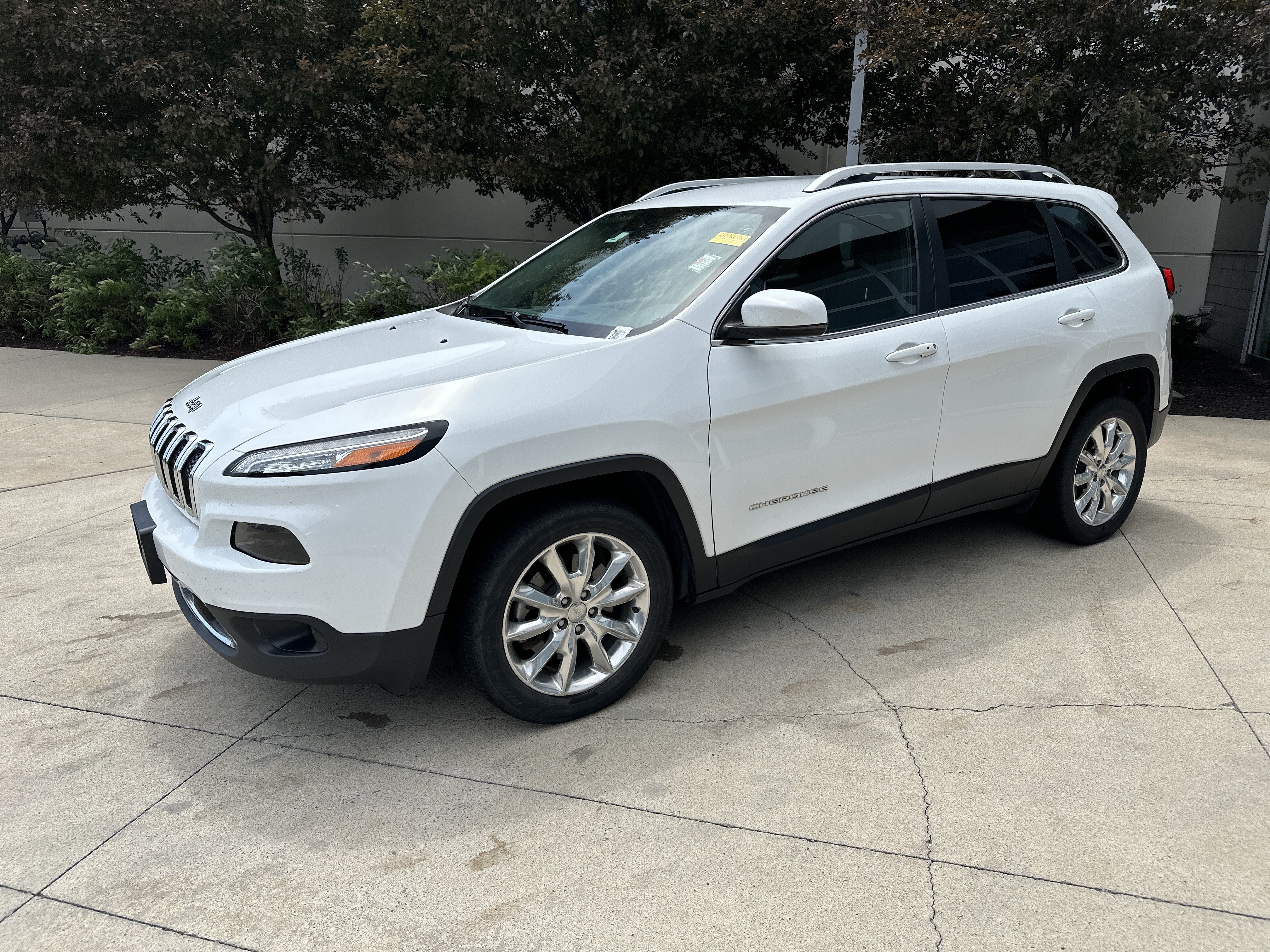 Used 2017 Jeep Cherokee Limited w/ Luxury Group FWD image 3