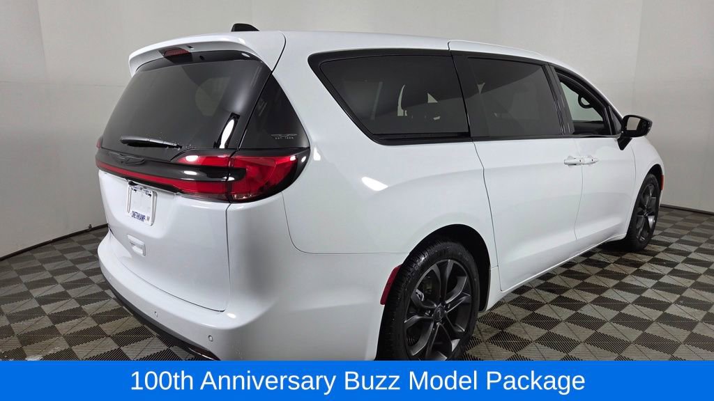 Used 2026 Chrysler Pacifica Select image 8