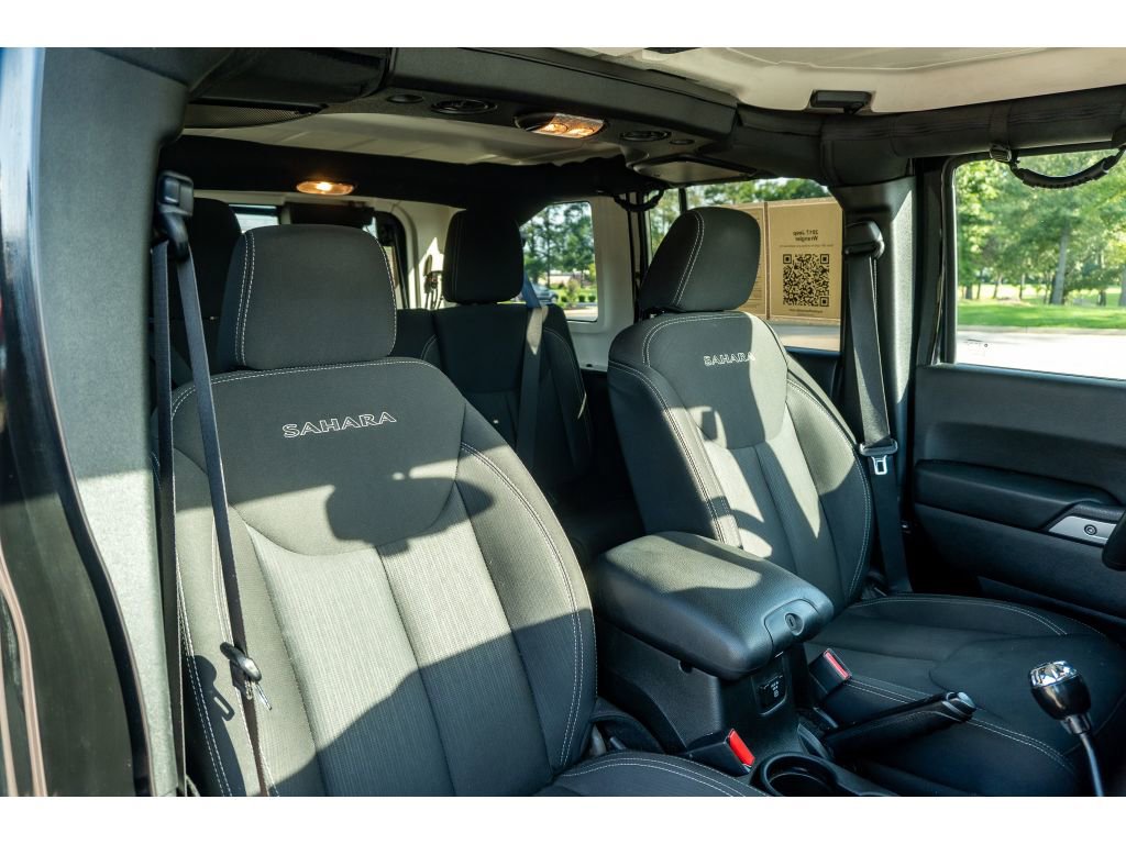 Used 2017 Jeep Wrangler Unlimited Sahara w/ Connectivity Group AWD/4WD image 18