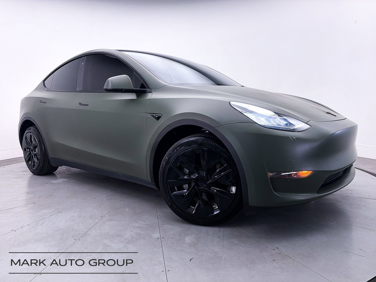 Used 2023 Tesla Model Y Long Range AWD/4WD image 1
