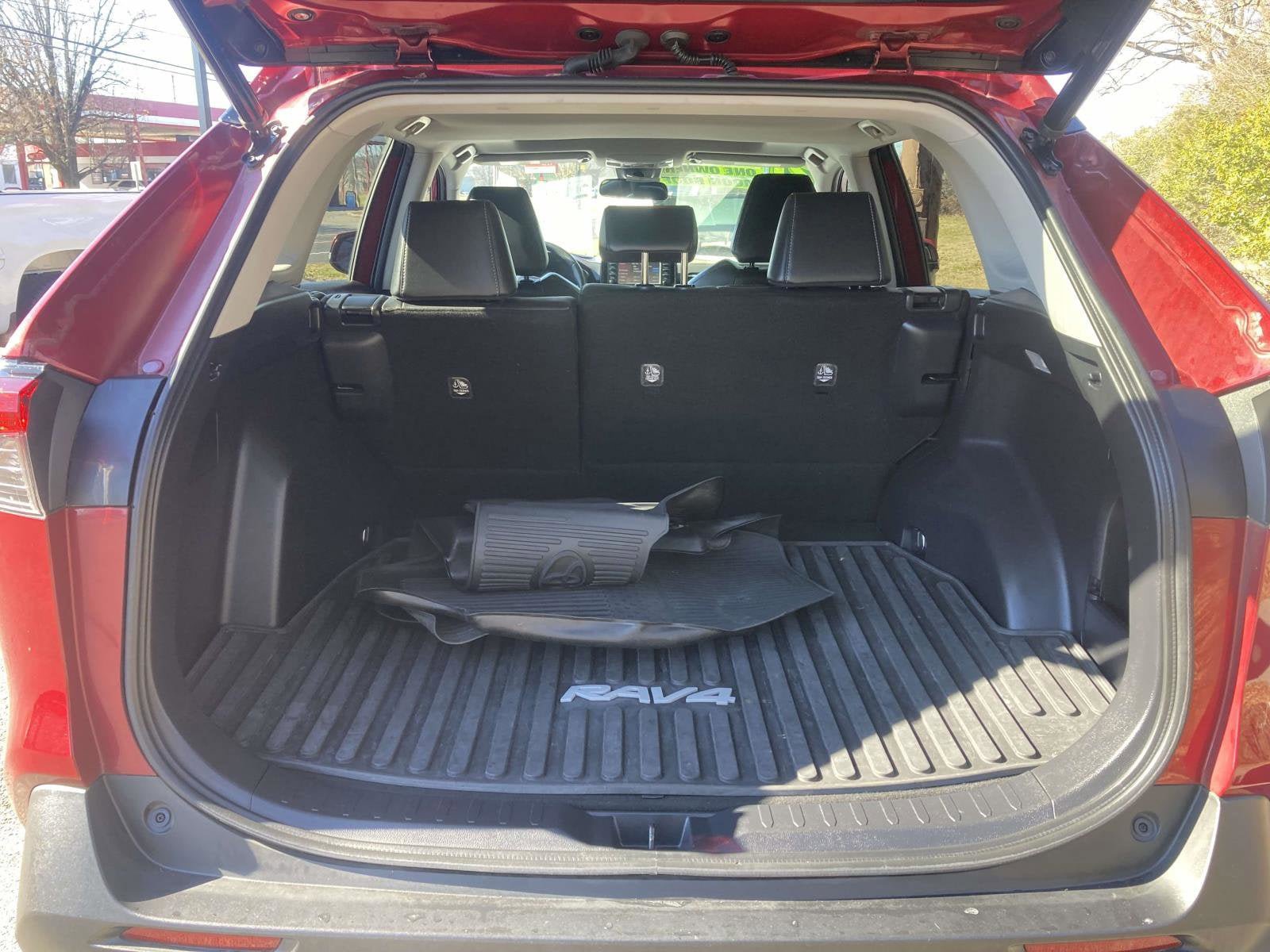 Used 2021 Toyota RAV4 XLE Premium image 14