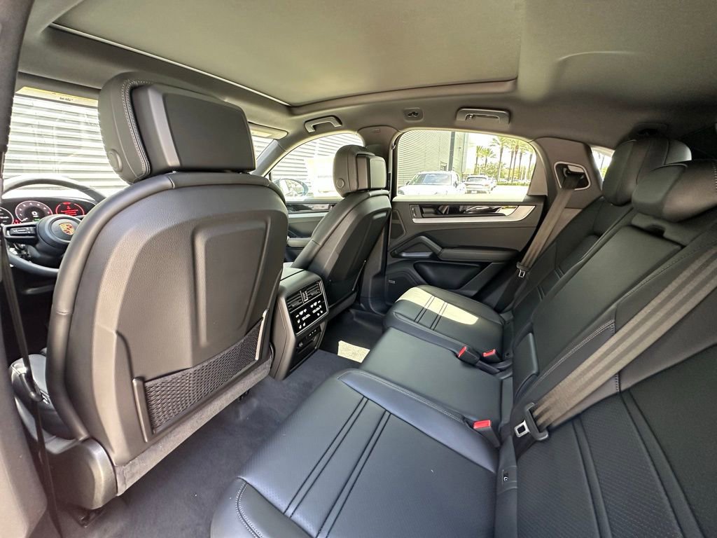 Used 2025 Porsche Cayenne E-Hybrid Coupe image 32