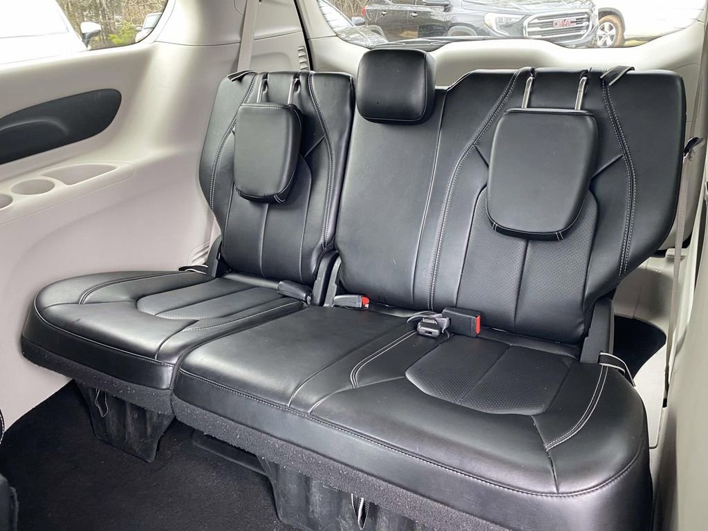 Used 2024 Chrysler Pacifica Touring-L image 12