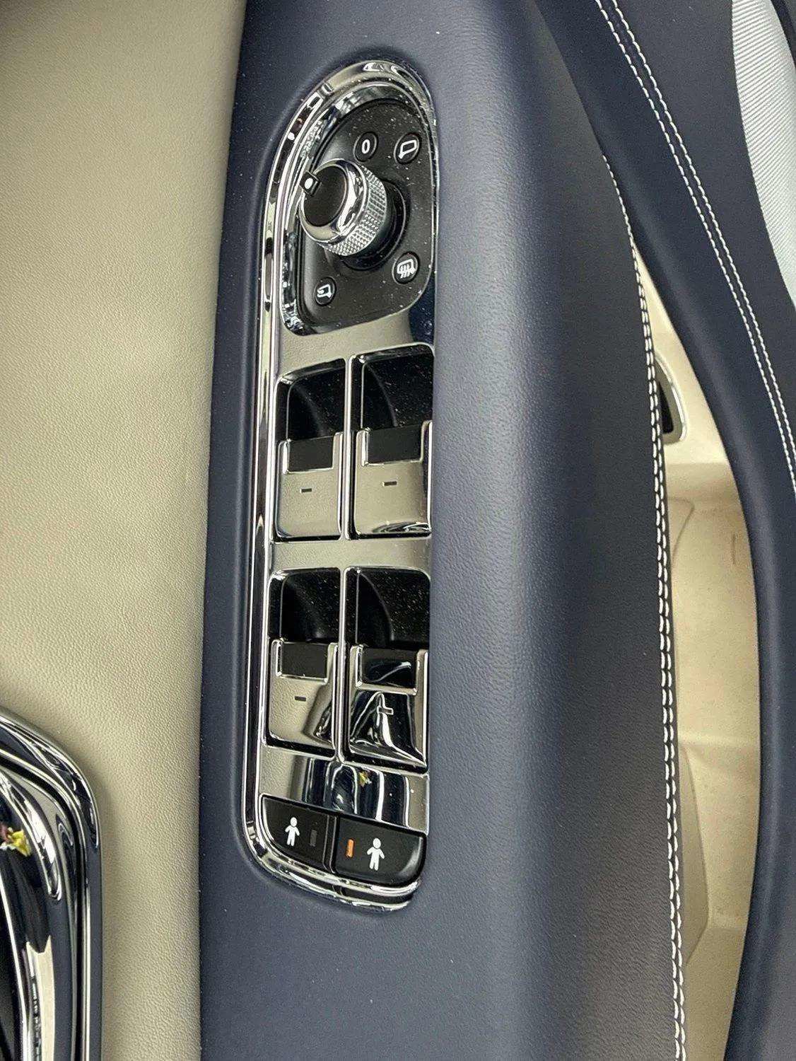 Certified 2025 Bentley Bentayga AWD/4WD image 47