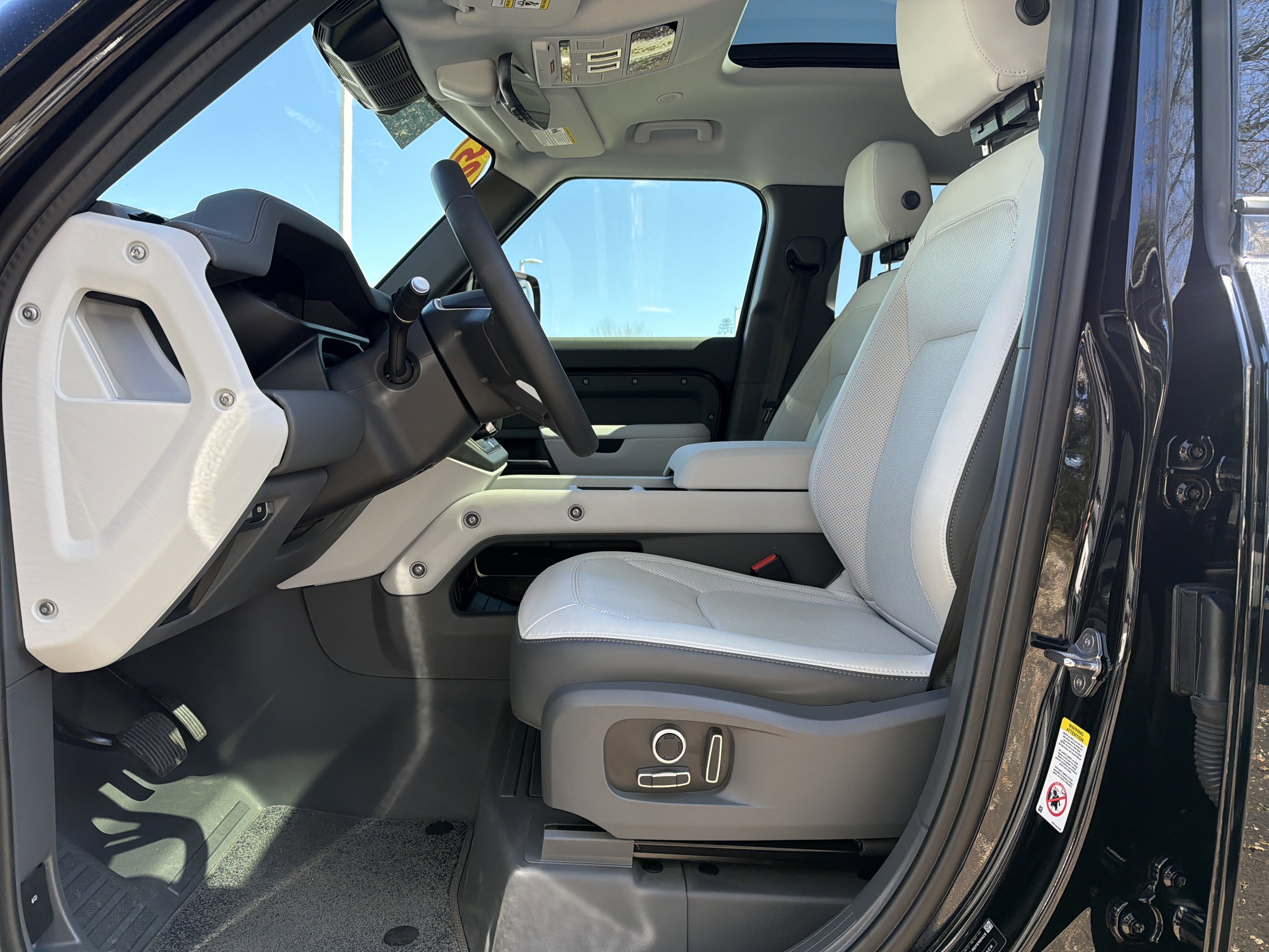 Used 2025 Land Rover Defender 130 X-Dynamic SE image 16