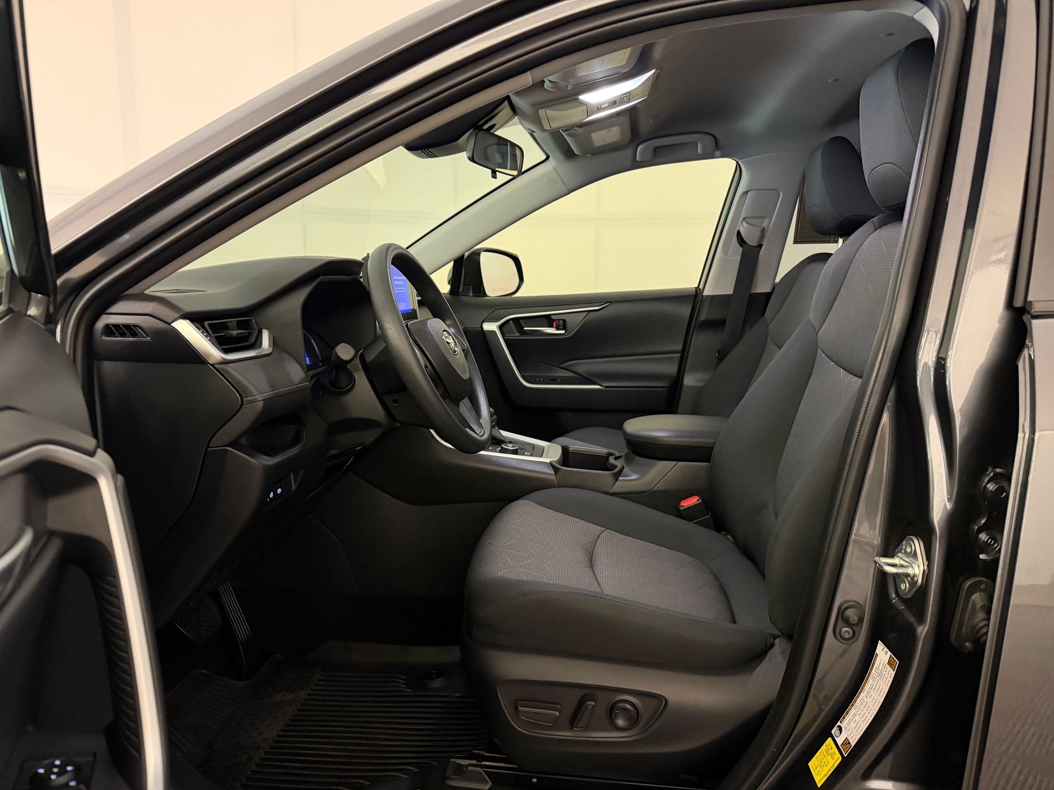 Used 2025 Toyota RAV4 XLE AWD/4WD image 5