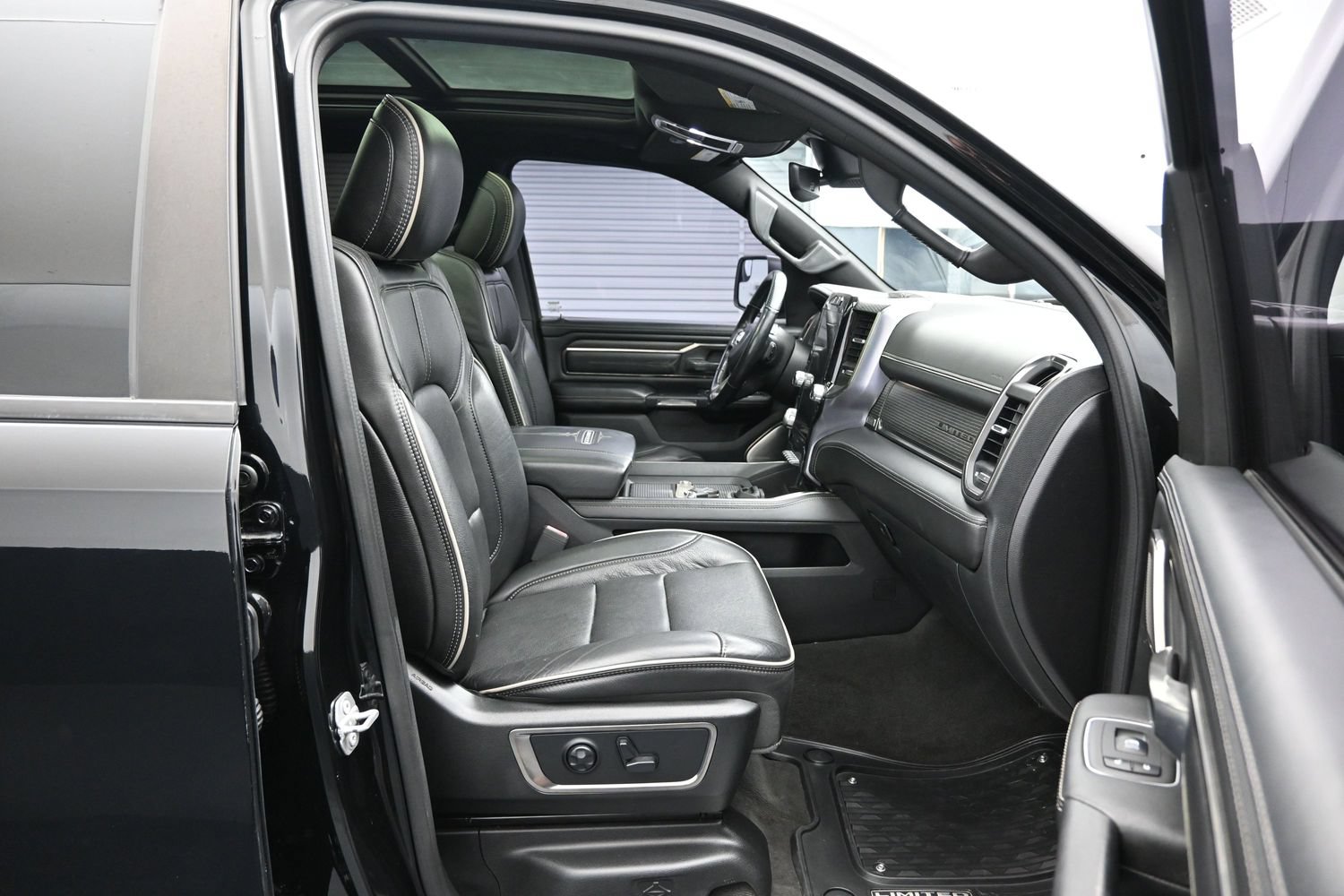 Used 2020 RAM 1500 Limited w/ Black Appearance Package AWD/4WD image 13