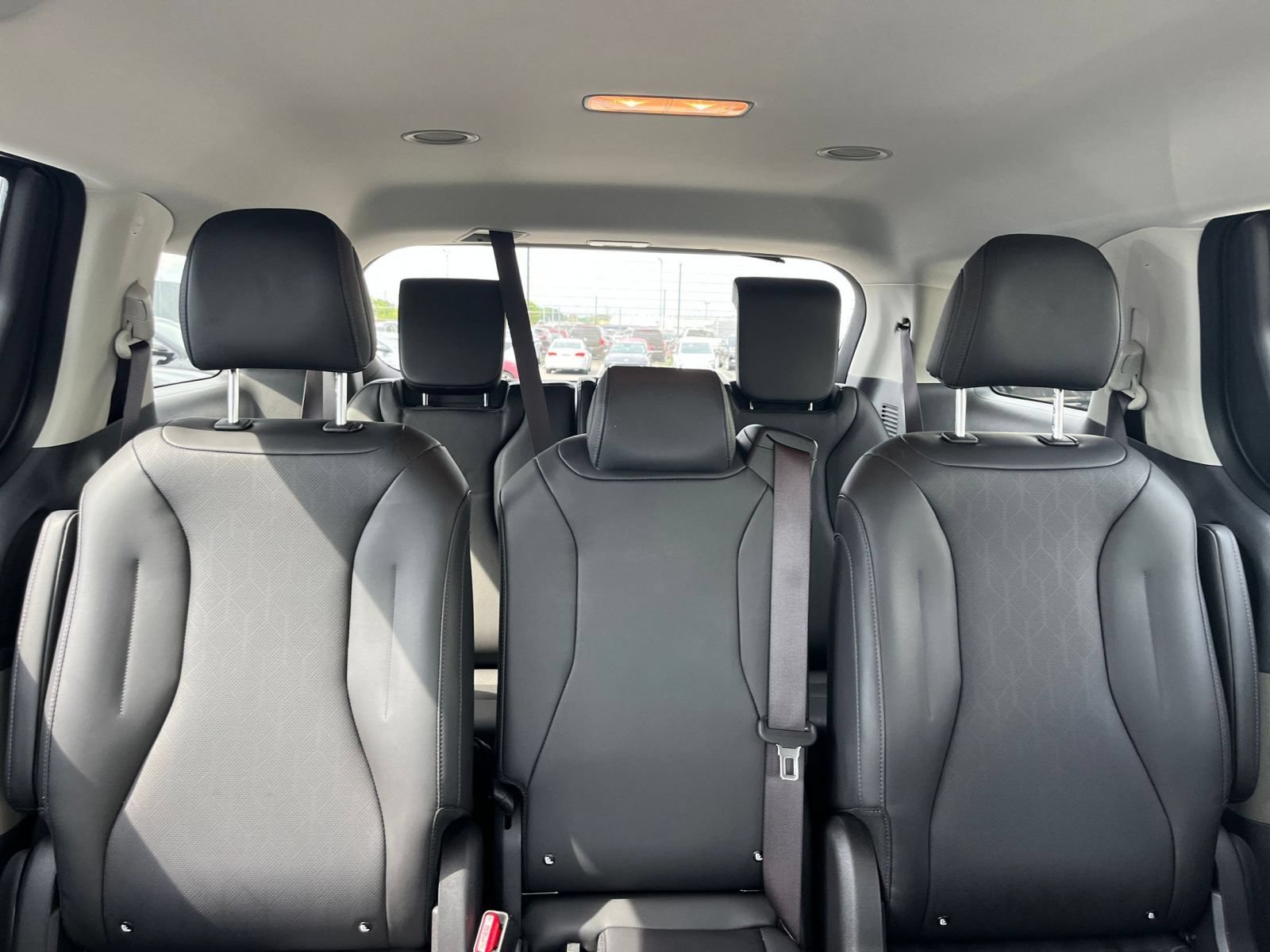 Used 2026 Kia Carnival FWD image 40