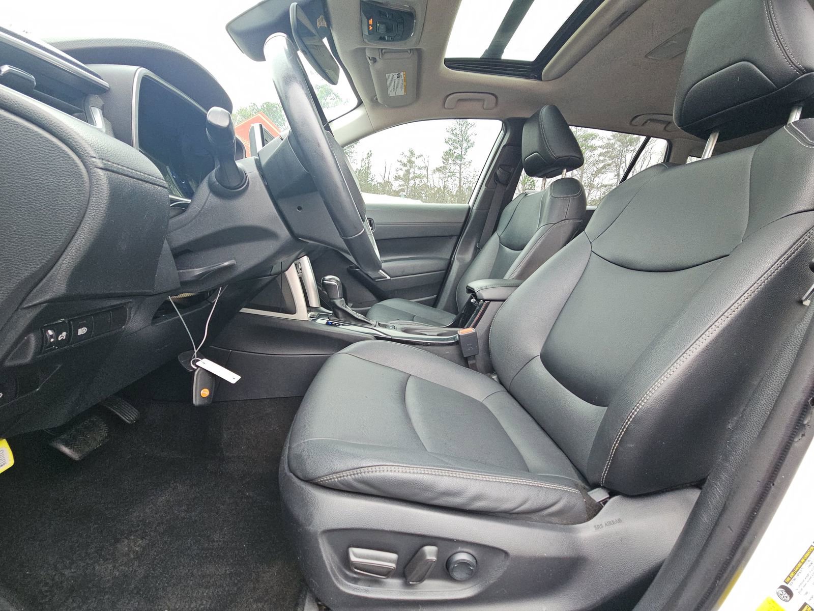 Used 2022 Toyota Corolla Cross XLE w/ Convenience Package image 14