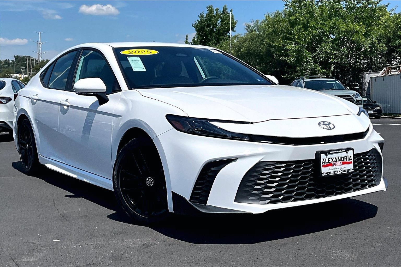 Used 2025 Toyota Camry SE w/ Convenience Package FWD image 2