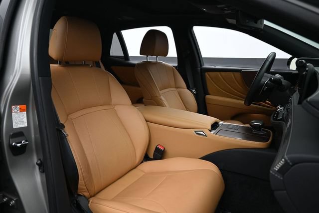 Used 2025 Lexus LS 500 w/ Accessory Package (Z1) RWD image 17