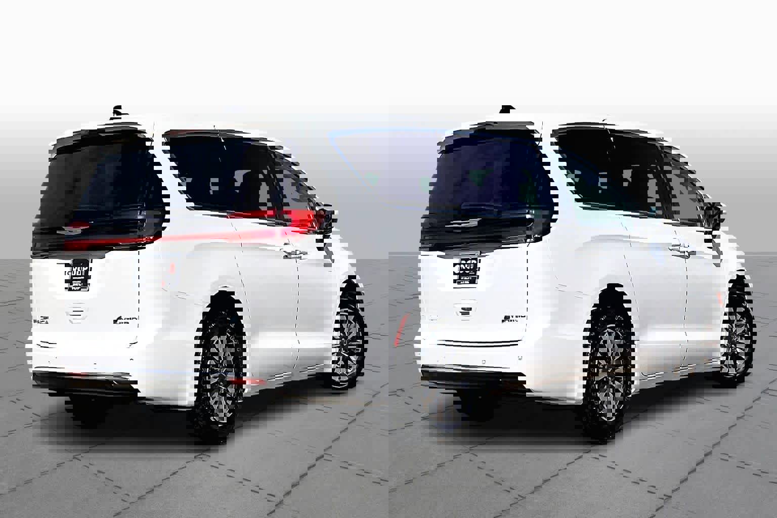 Used 2023 Chrysler Pacifica Touring-L image 13